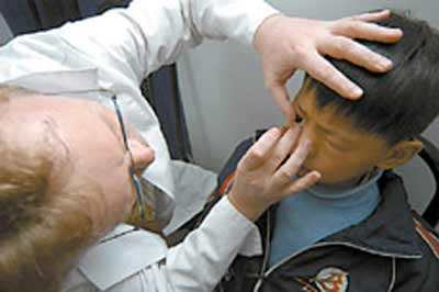 儿童佩戴义眼现场 儿童佩戴义眼现场