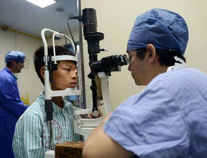 检查眼睛进行义眼安装手术 检查眼睛进行义眼安装手术