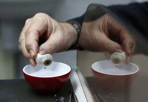 用生理盐水浸泡消毒义眼片 用生理盐水浸泡消毒义眼片